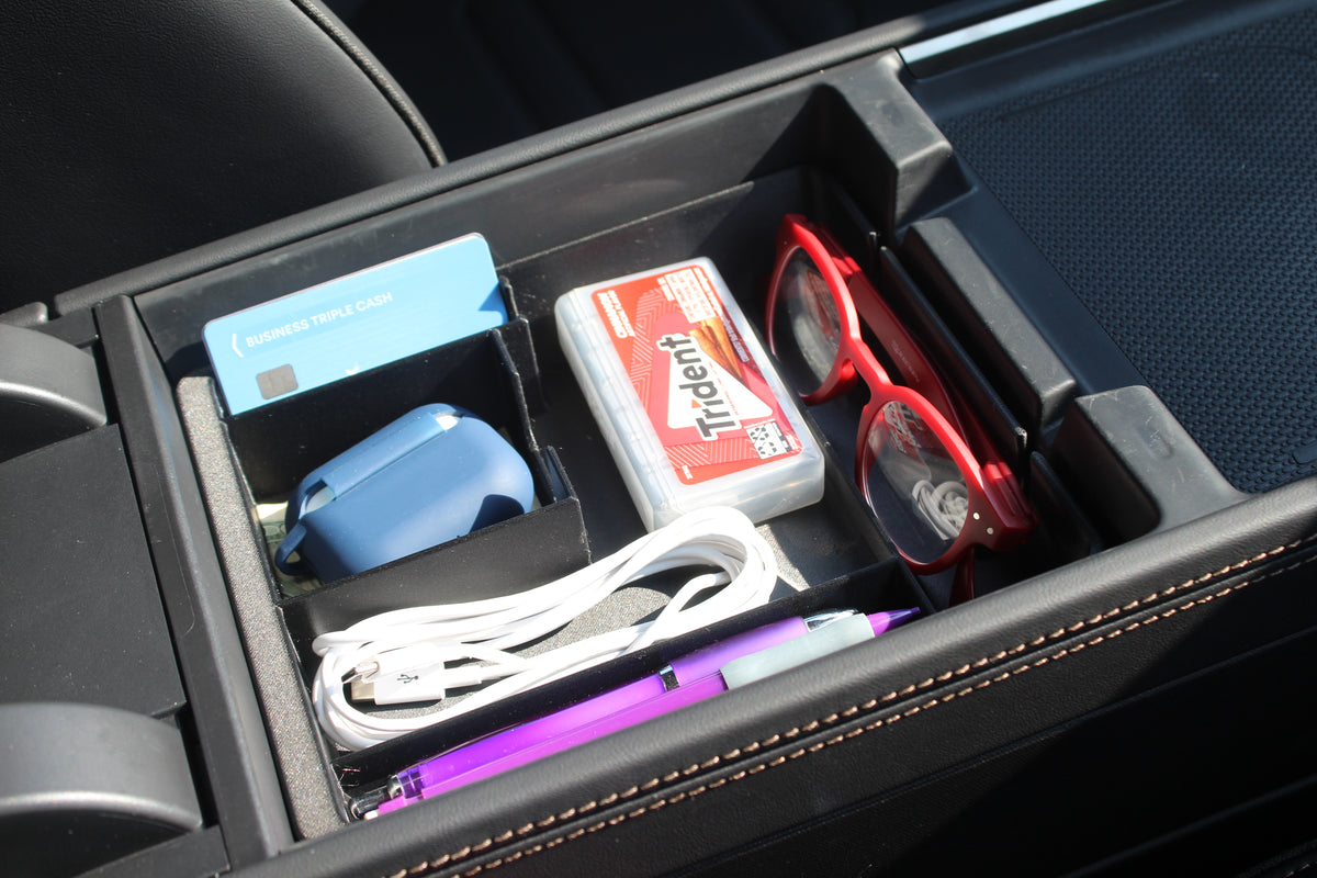 Card holder and cash slot on the R2 fitted console organizer tray